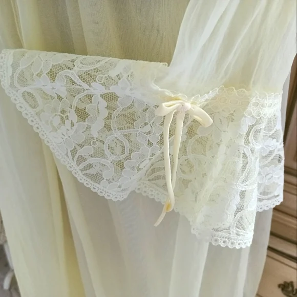 BUTTERY YELLOW, VTG BERNETTE NYLON, LONG PEIGNOIR SET! SZ MED